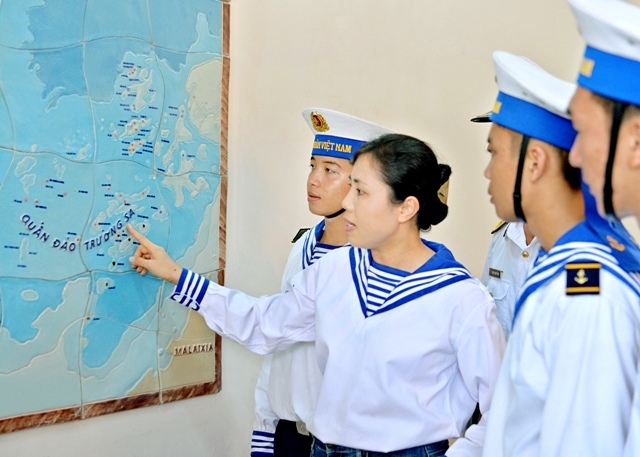Bản đồ Việt Nam bằng gốm sứ trên đảo Trường Sa