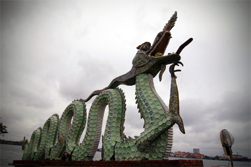 Gốm sứ rồng hồ Tây: Gốm sứ Rồng Hồ Tây là sự kết hợp giữa nghệ thuật trang trí và nghệ thuật gốm sứ Việt Nam. Hình ảnh những chú rồng được trang trí tinh xảo và đẹp mắt trên các sản phẩm gốm sứ sẽ làm bạn trầm trồ và muốn tìm hiểu thêm về loại hình nghệ thuật này.