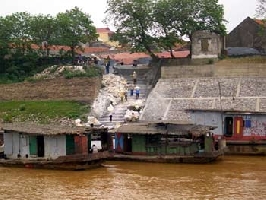 Làng gốm Bát Tràng ven bờ sông Hồng