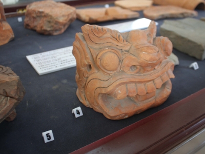 Hiện vật khảo cổ học trưng bày trong bảo tàng xã Kim Lan