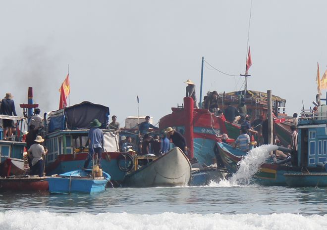 Ngư dân nhốn nháo trục vớt cổ vật ở Quảng Ngãi