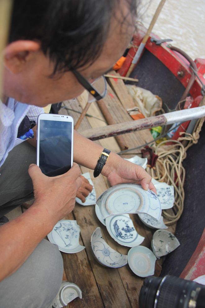 Ngư dân nhốn nháo trục vớt cổ vật ở Quảng Ngãi